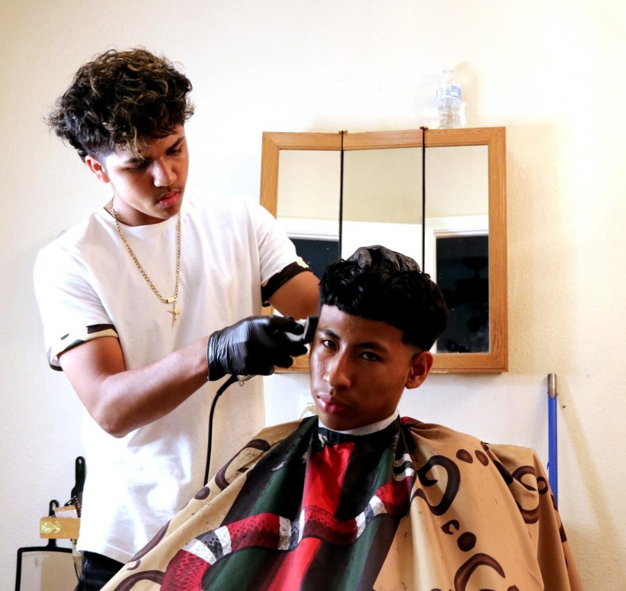 Senior Isaac Cantu gives haircut to senior Trinidad Rubio on Aug.28.