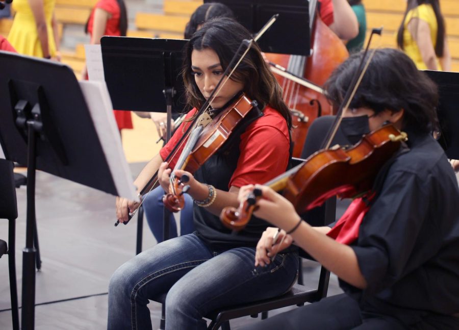 MUSIC. Senior Alison Godinez plays her viola on Jan. 26,2023. They played all types of music with dancers. “ I’m really glad we were able to incorporate hispanic heritage as well as the dancers.”