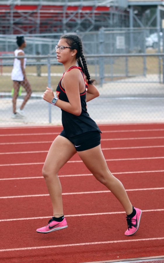 Jazmin Salazar strides towards the finish line.