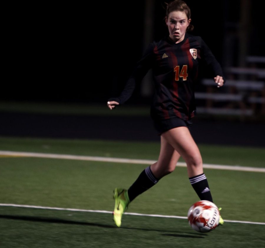 Jordan Jahn (10) dribble the ball and passes to her teammates.