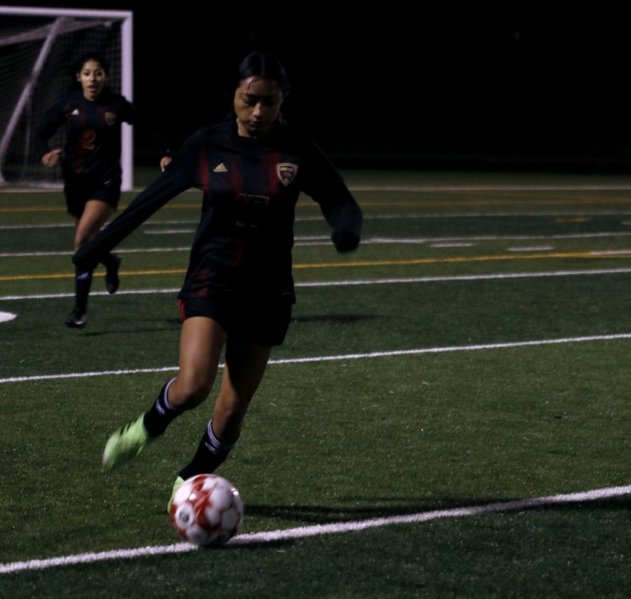 Yadira Crabejal (10) dribble and passes to her teammates to score.