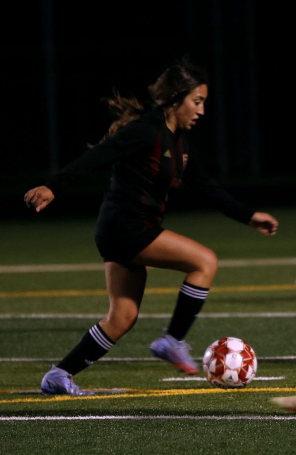 Berenice Lopez (11) dribble towards the goal to score.