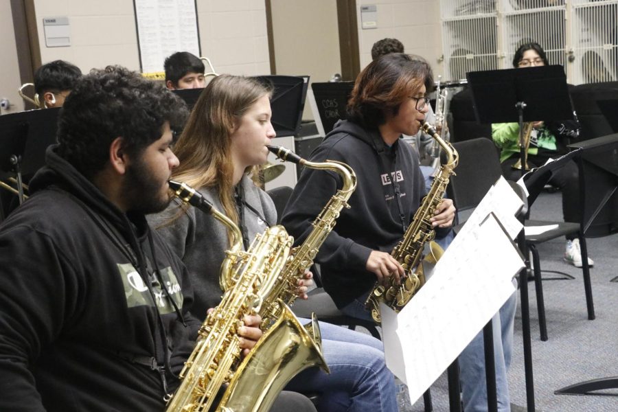 Saxophone playing there hearts out so that the whole night with be amazing.