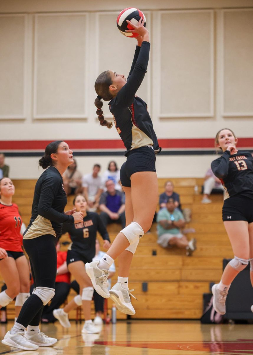 SET. Junior Rylee Holman makes a set to her outside hitter against Willis on Aug. 19, 2025.